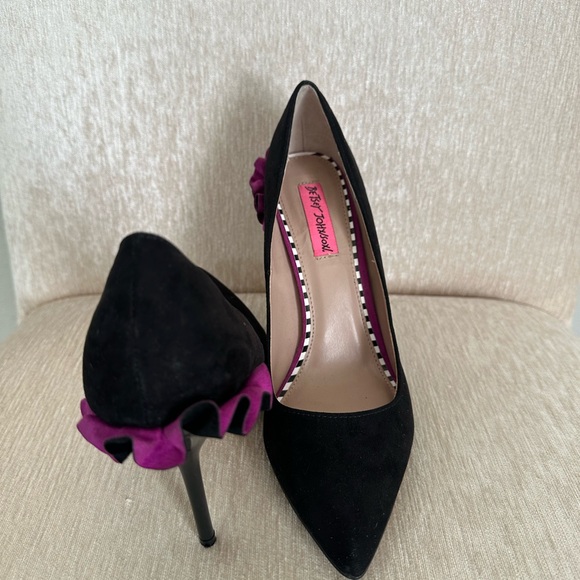Betsey Johnson pink ruffle back suede heels - Picture 3 of 7